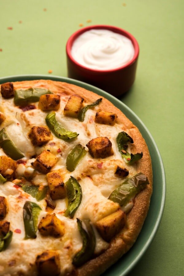 Tandoori chicken, Green Peppers, Tamotoes, Onion, Pizza Sauce & Mozzarello Cheese.